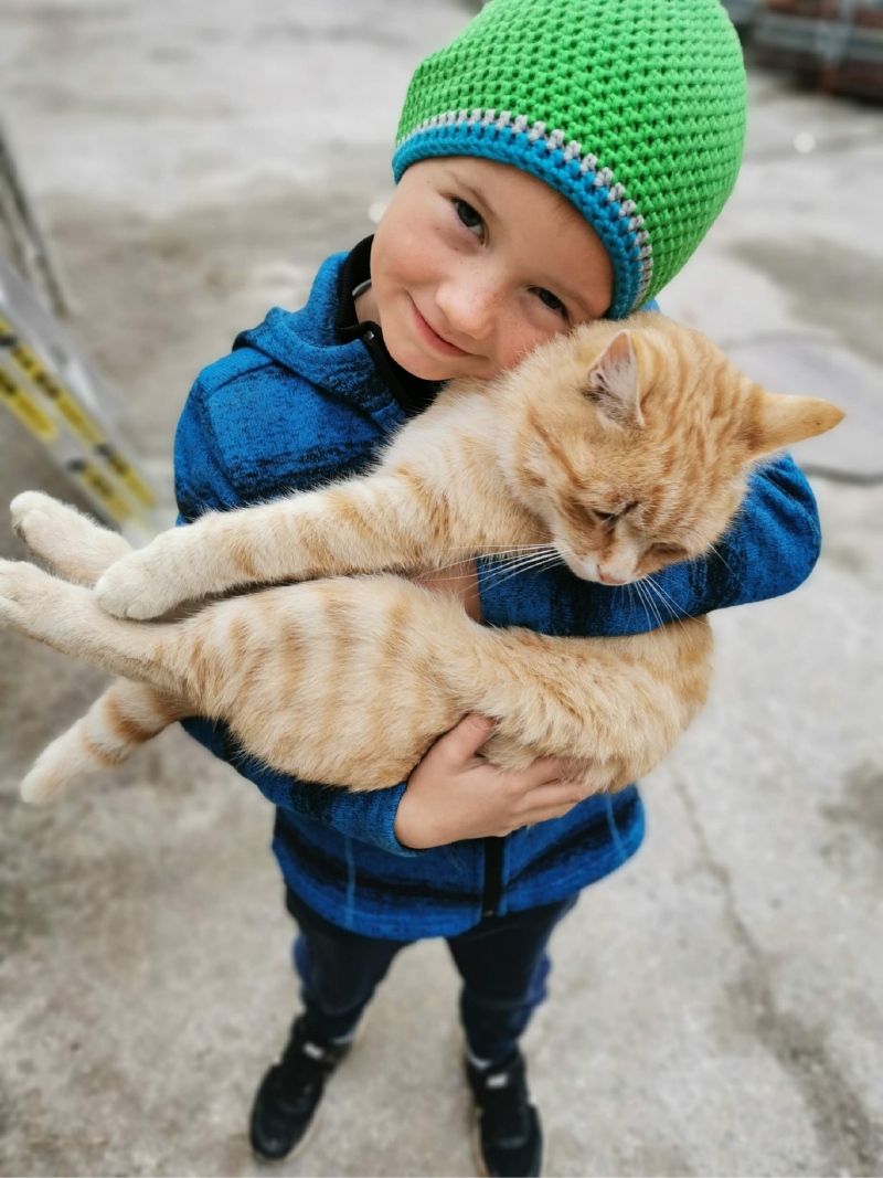 Kind mit Katze
